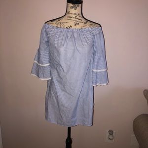 Love Chelsea women’s size Small off the shoulder shirt